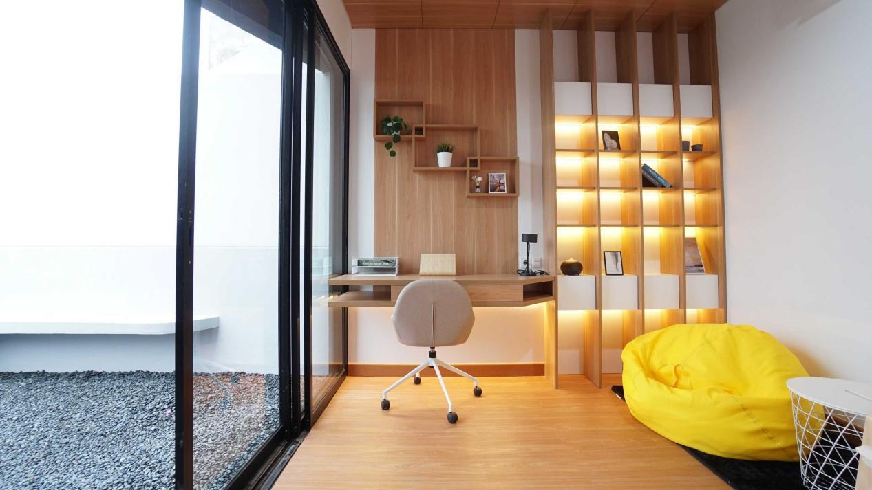 Desain Interior Rumah Contoh Dengan Warna Netral Dan Kayu Natural Yang