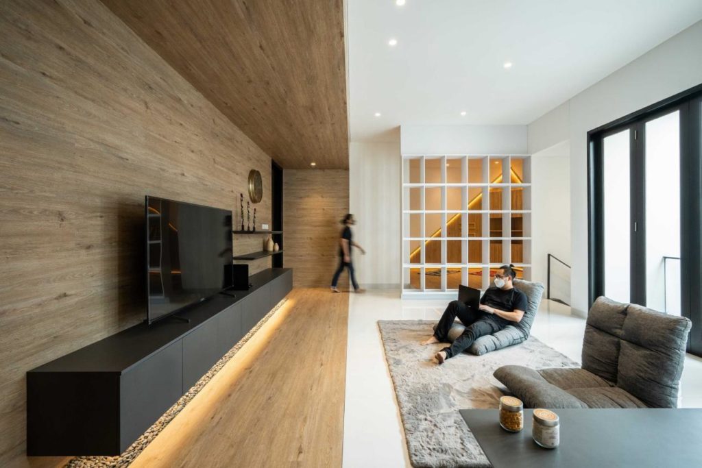 Sofa malas yang mudah dipindahkan dengan warna netral yang menyatu dengan ruangan, karya SOK Design via Arsitag 