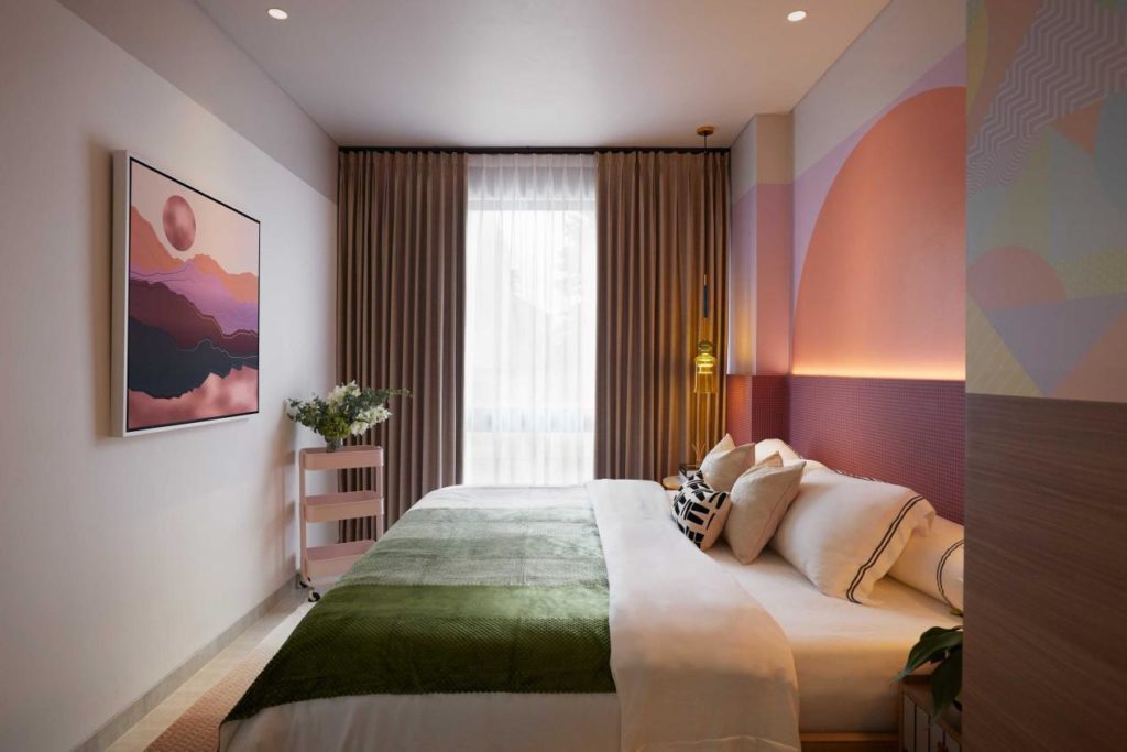 Kamar tidur dengan aksen warna pastel karya Studio Kuskus via Arsitag