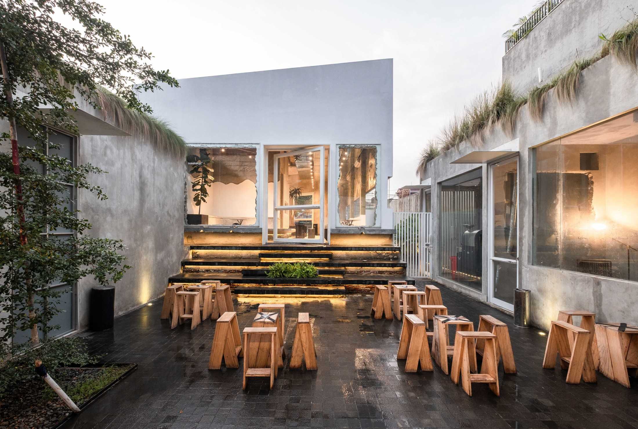 Desain Coffee Shop dengan Courtyard Outdoor Super Cozy