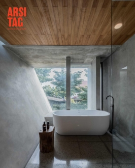 Kamar mandi dengan dinding miring dan bukaan lebar