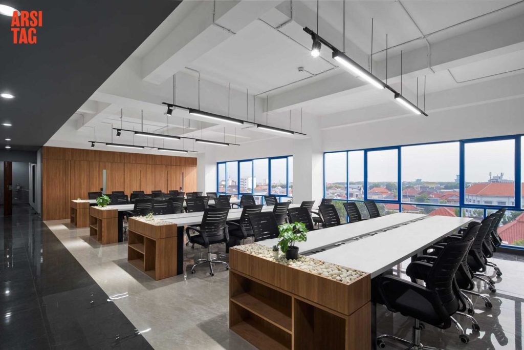Desain ruang kerja terbuka tanpa sekat yang luas karya Mosu Design Studio via Arsitag