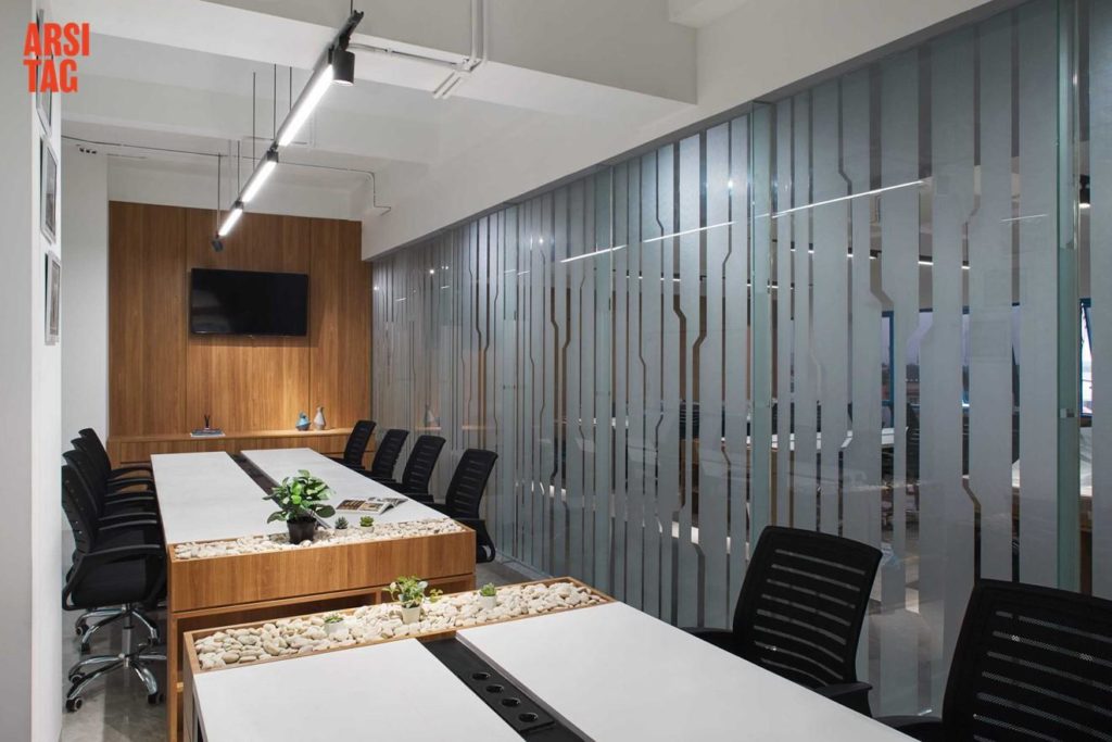 Desain ruangan yang minimalis dan nyaman untuk bekerja karya Mosu Design Studio via Arsitag
