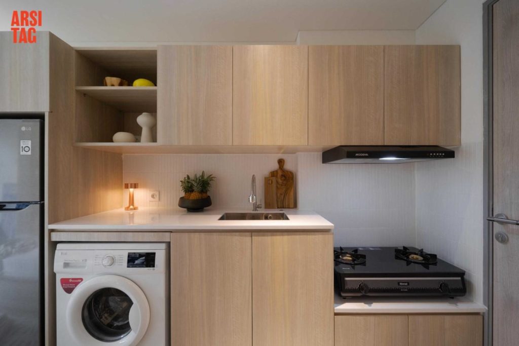 Penataan dapur sekaligus laundry room yang efisien karya Studio Rna via Arsitag