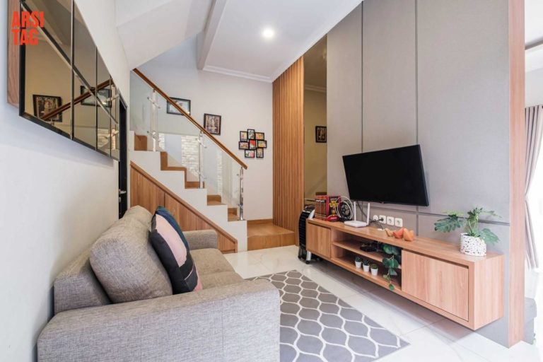 rumah minimalis hangat dengan tone warna kayu