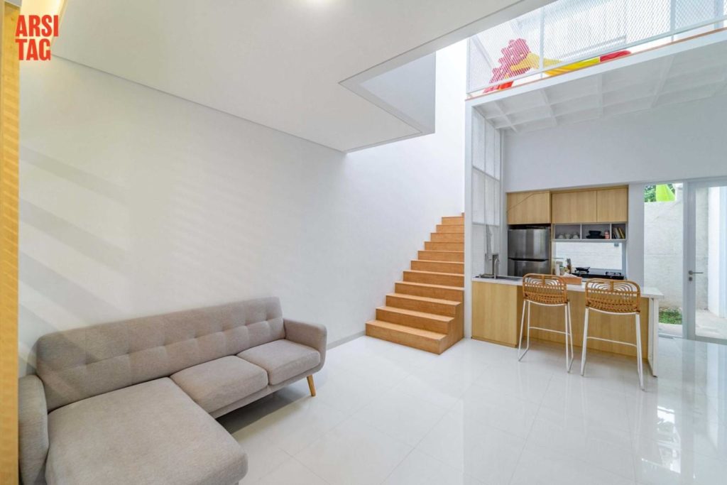 Area void dengan ruang keluarga dan dapur mungil karya Kala via Arsitag