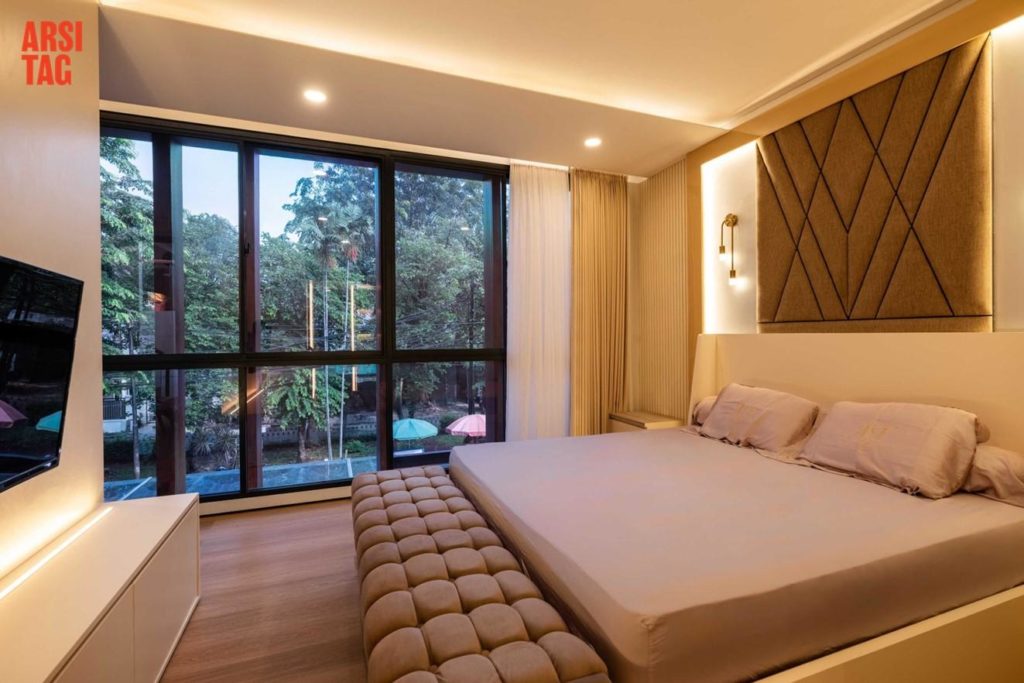 Kamar tidur yang hangat dengan bukaan lebar dan penggunaan material kayu, karya MDVA via Arsitag  