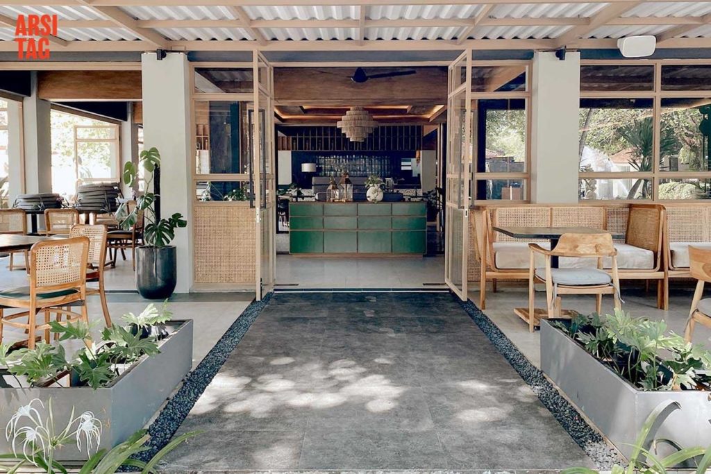 Suasana Rumahan ala Restoran Sapa Seafood & Grill Karya Studio Asri via Arsitag