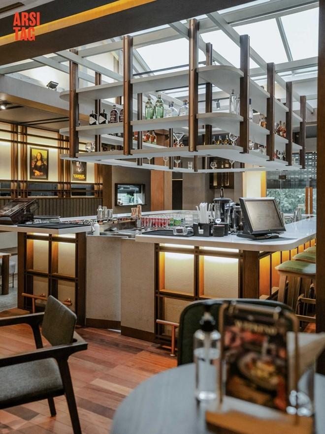 Penonjolan cafe bar sebagai pusat utama restoran dengan skylight, karya Fiano via Arsitag