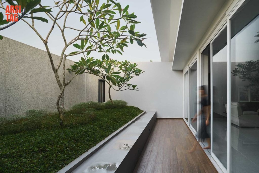Sentuhan tanaman hijau karya Mosu Design Studio via Arsitag