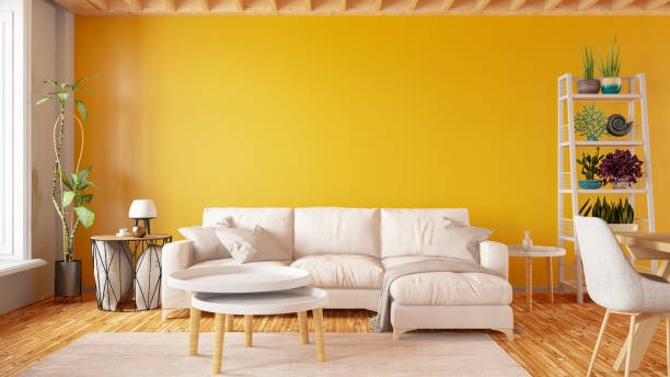Ruang tamu dengan dinding warna mustard via istockphoto.com