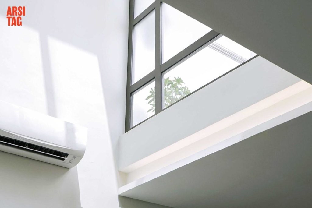 Jendela dan Ventilasi Berikan Kesan Lebih Luas pada Interior Rumah Karya Ideo Designwork via Arsitag 