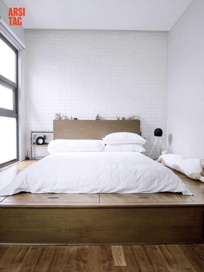 Penampakan Interior Kamar Tidur Utama di JF House Karya Ideo Designwork via Arsitag 