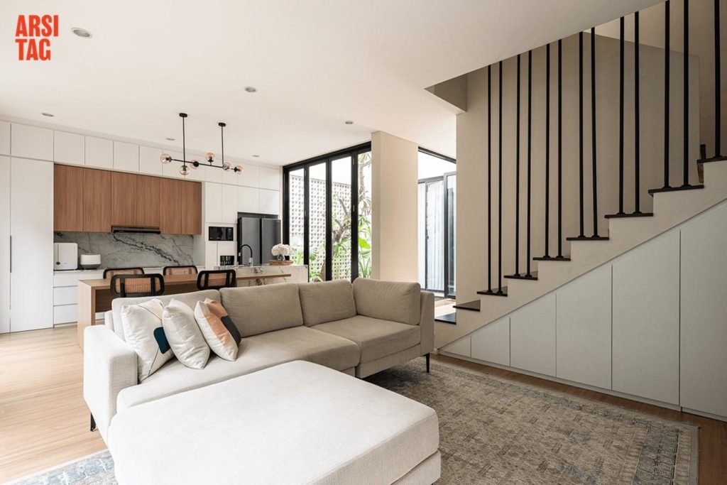 Suasana ruang keluarga yang simpel dan hangat, karya LNA and Associates Architect via Arsitag  