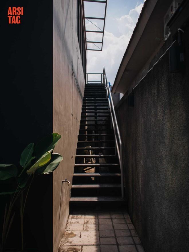 Tangga besi di sisi bangunan sebagai akses masuk ke lantai dua, Karya Bintang Architects via Arsitag