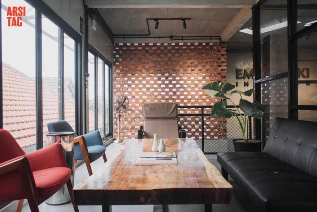 Ruang kerja di balik dinding roster, karya Bintang Architects via Arsitag