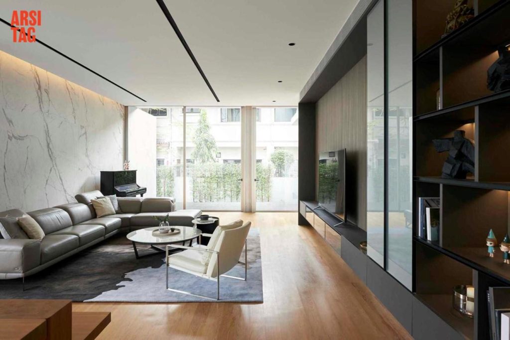 Dinding kaca untuk penerangan alami maksimal pada ruang tamu/keluarga, Karya A01 via Arsitag