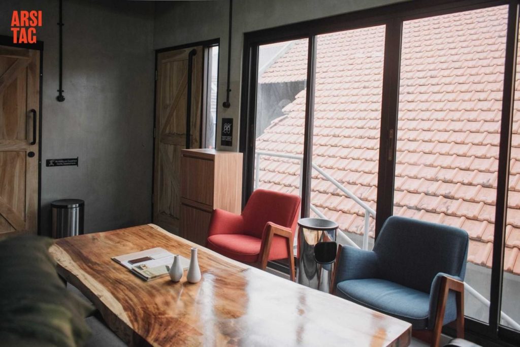 Dinding semen dan pintu kayu yang terkesan “mentah” dalam ruangan kantor, karya Bintang Architects via Arsitag