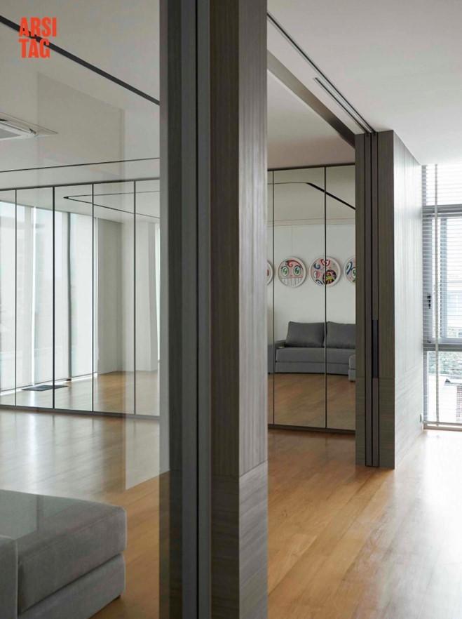 Ruangan dengan dinding cermin dan kaca serta pintu geser yang fleksibel, Karya A01 via Arsitag