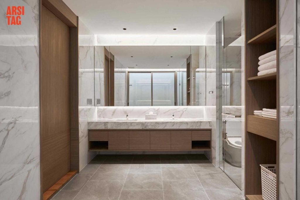 Desain kamar mandi dengan pintu kaca sebagai pemisah antara wet area dan dry area, Karya A01 via Arsitag
