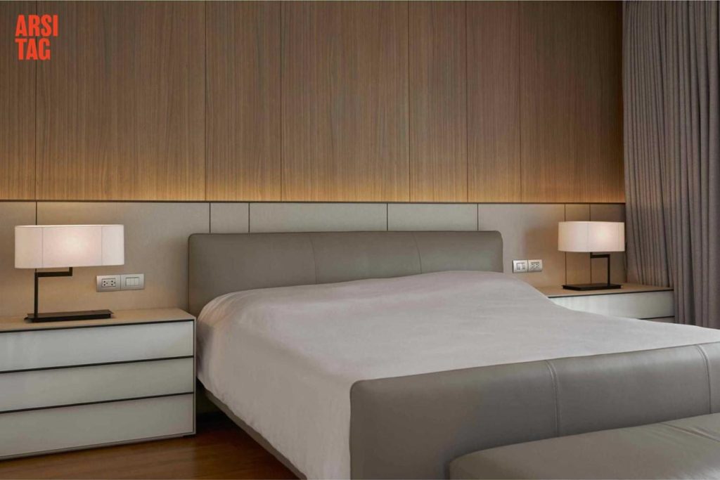 Double bed dan meja samping tempat tidur dengan headboard memanjang ke samping dan dinding kayu, Karya A01 via Arsitag