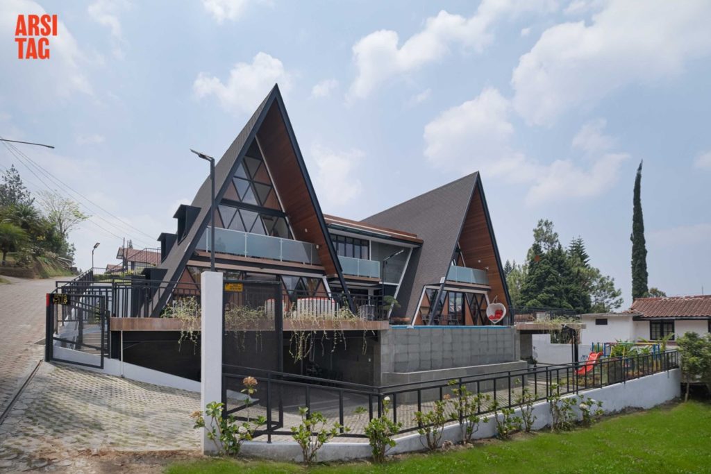 Villa Unik dengan Suasana Lembang yang Sejuk Karya Havia Studio via Arsitag