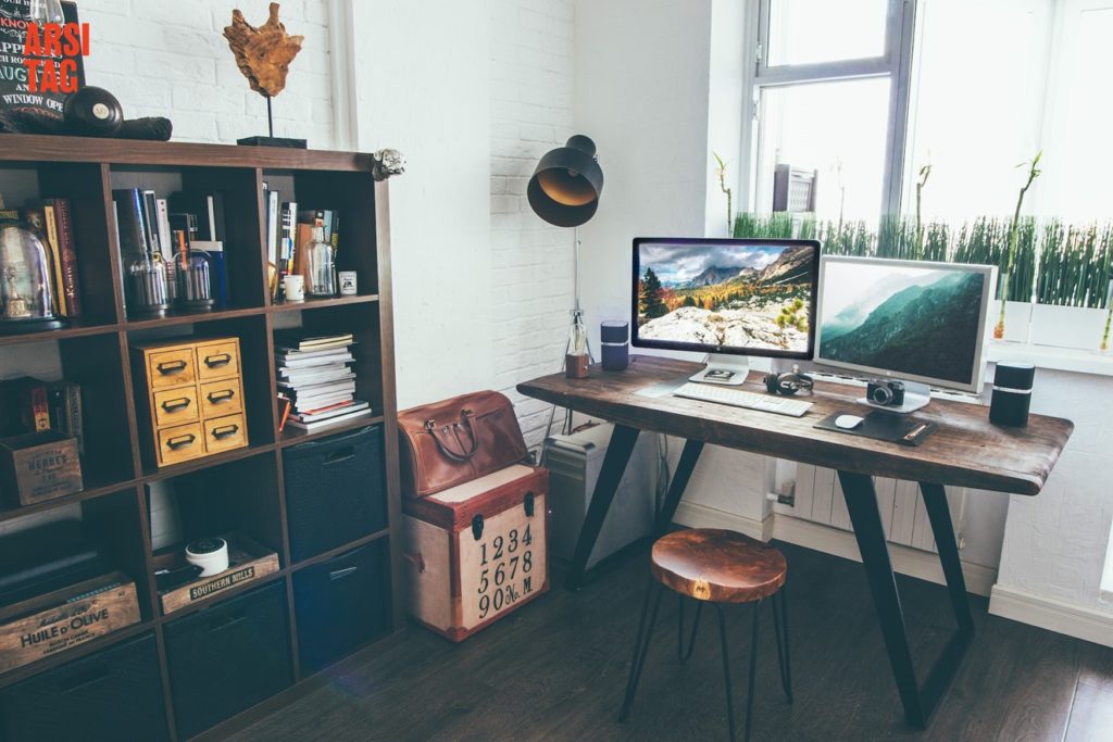 Meja kerja kayu dengan dua layar komputer, foto oleh Vadim Sherbakov via Unsplash