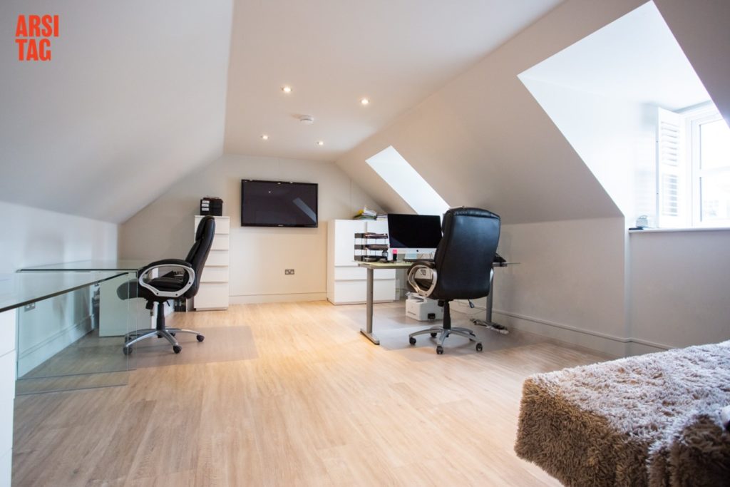 Meja dan kursi kerja ergonomis pada ruangan dengan atap miring, Foto oleh Photographer Liam Gillan via pexels