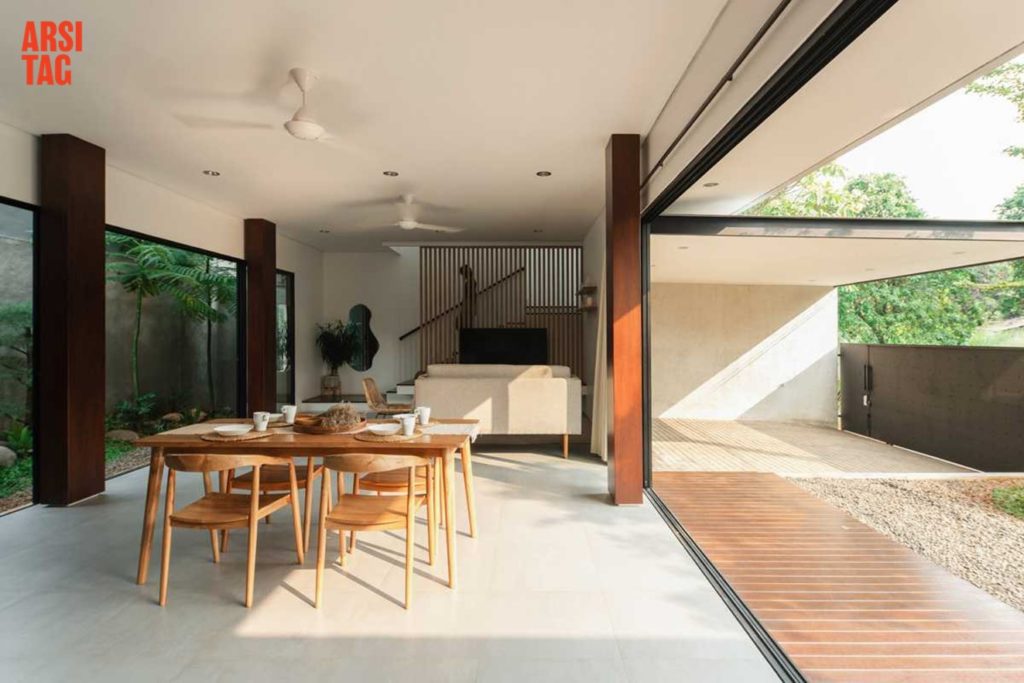 Ruang makan dan ruang keluarga tanpa dinding pemisah, karya STUDIÉ via Arsitag  