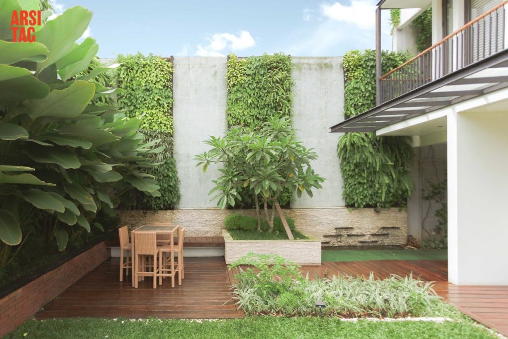 Dinding Vertical Garden Karya Woso Studio via Arsitag