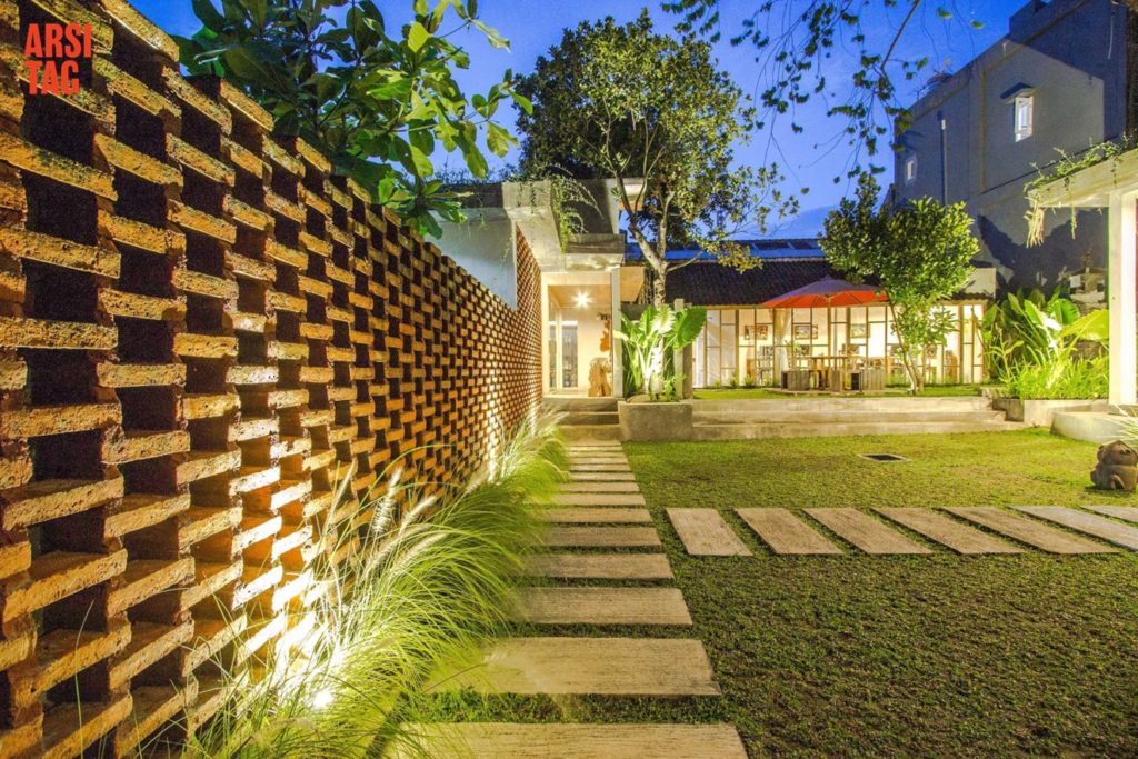 Taman dengan batas dinding bata Karya Made Dharmendra Architect via Arsitag