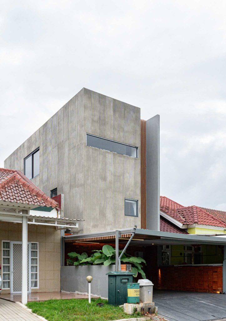Rumah UNARA yang menonjol di antara rumah-rumah lainnya, karya Birka Loci via Arsitag