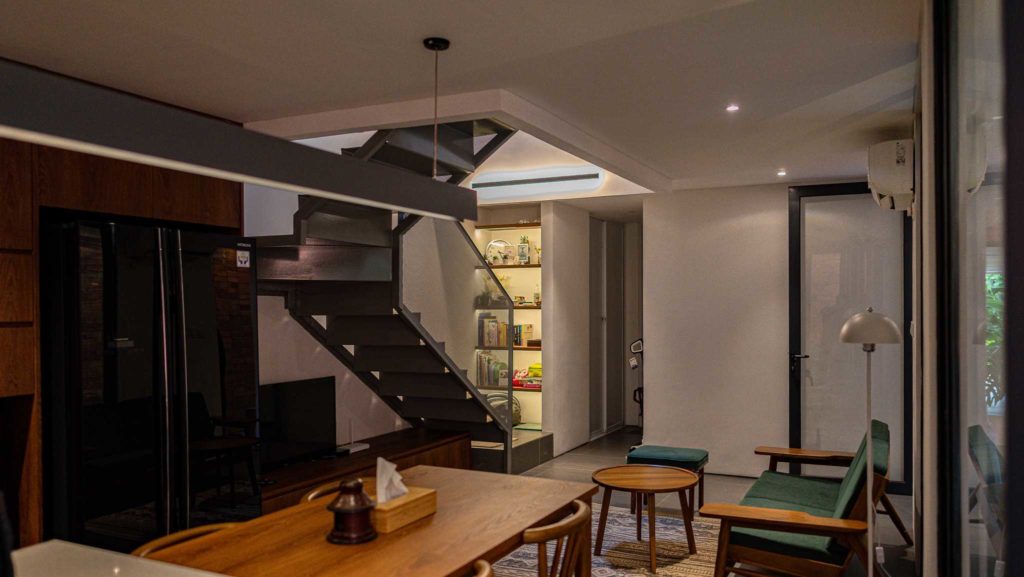 Konsep open plan floor di lantai satu rumah industrial minimalis, karya Birka Loci via Arsitag  