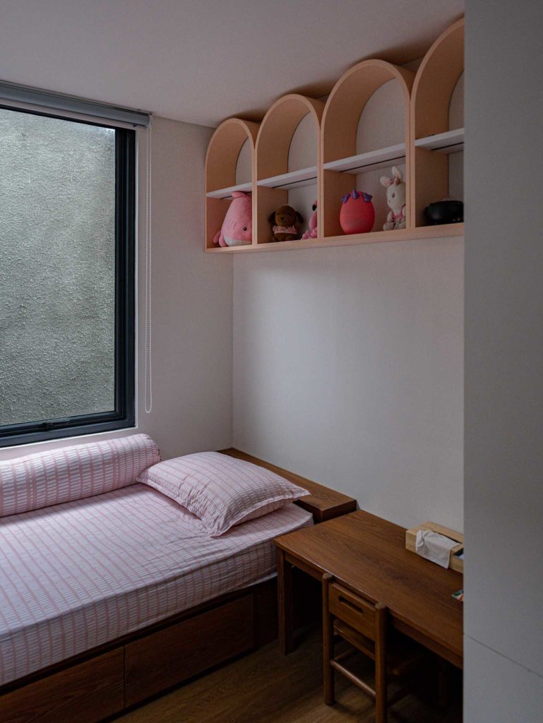 Kamar tidur dengan desain sederhana, karya Birka Loci via Arsitag  