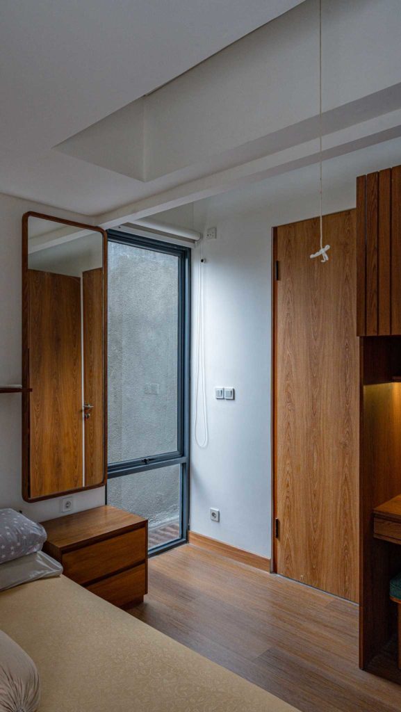 Jendela tinggi di setiap kamar tidur, karya Birka Loci via Arsitag  