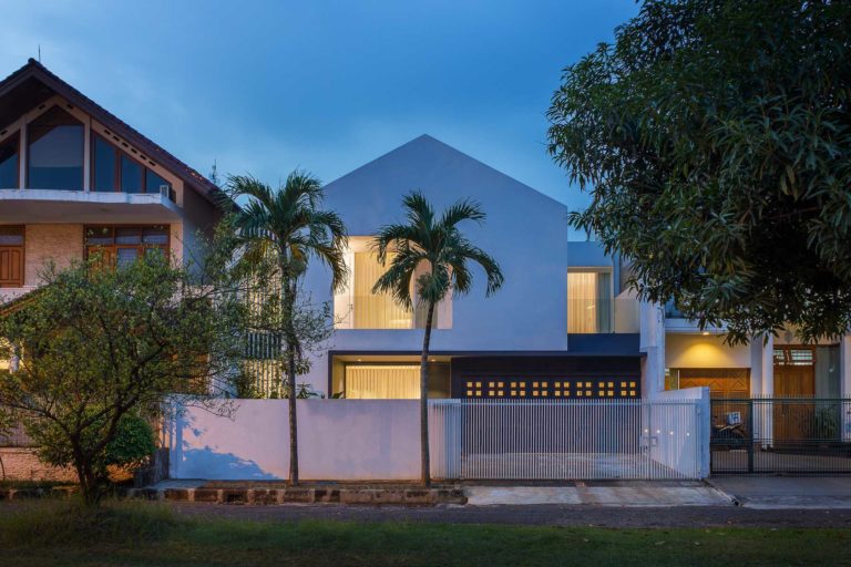 Fasad rumah villa dengan aksen garis-garis lurus yang tegas nan sederhana, Karya Insada Integrated Design Team via arsitag
