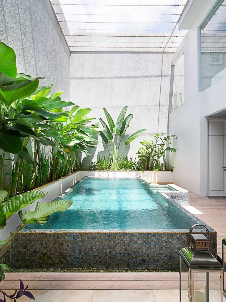 Kolam renang indoor model above ground dengan tile warna biru, Karya Insada Integrated Design Team via arsitag