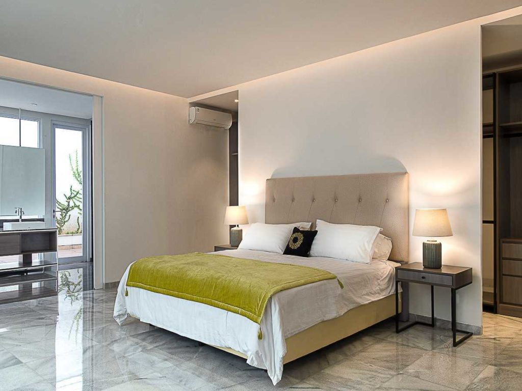 Recessed lighting pada plafon sebagai pilihan utama penerangan kamar tidur, Karya Insada Integrated Design Team via arsitag