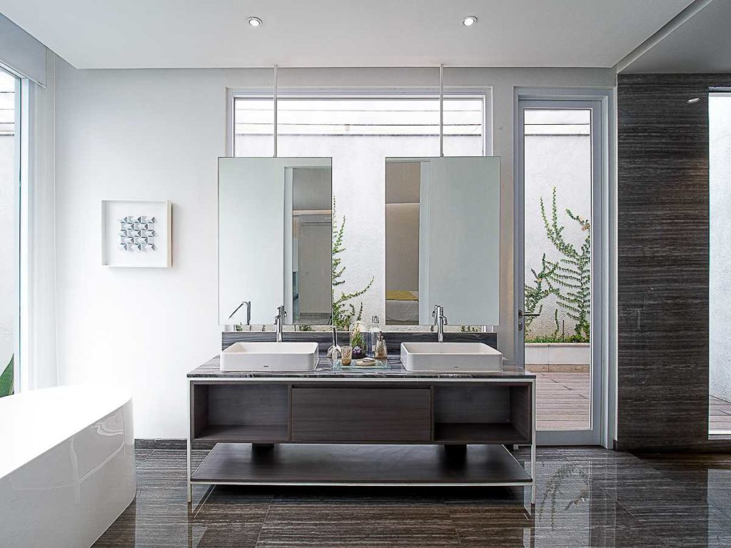 Penggunaan pola warna kontra di kamar mandi, Karya Insada Integrated Design Team via arsitag