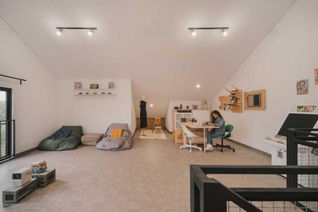 Beragam kegiatan hobi di attic room, karya Hooram Architect via Arsitag