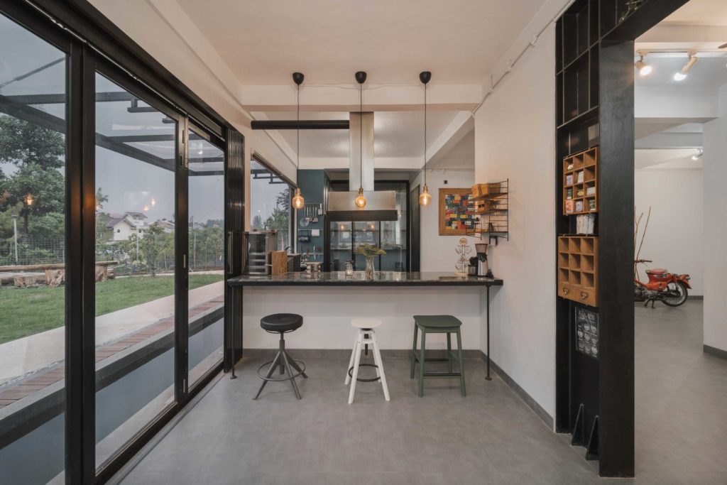 Coffee and tea bar di sudut open space, karya Hooram Architect via Arsitag