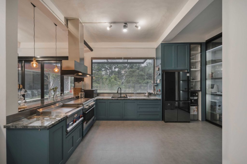 High ceiling membuat dapur terasa semakin luas, karya Hooram Architect via Arsitag