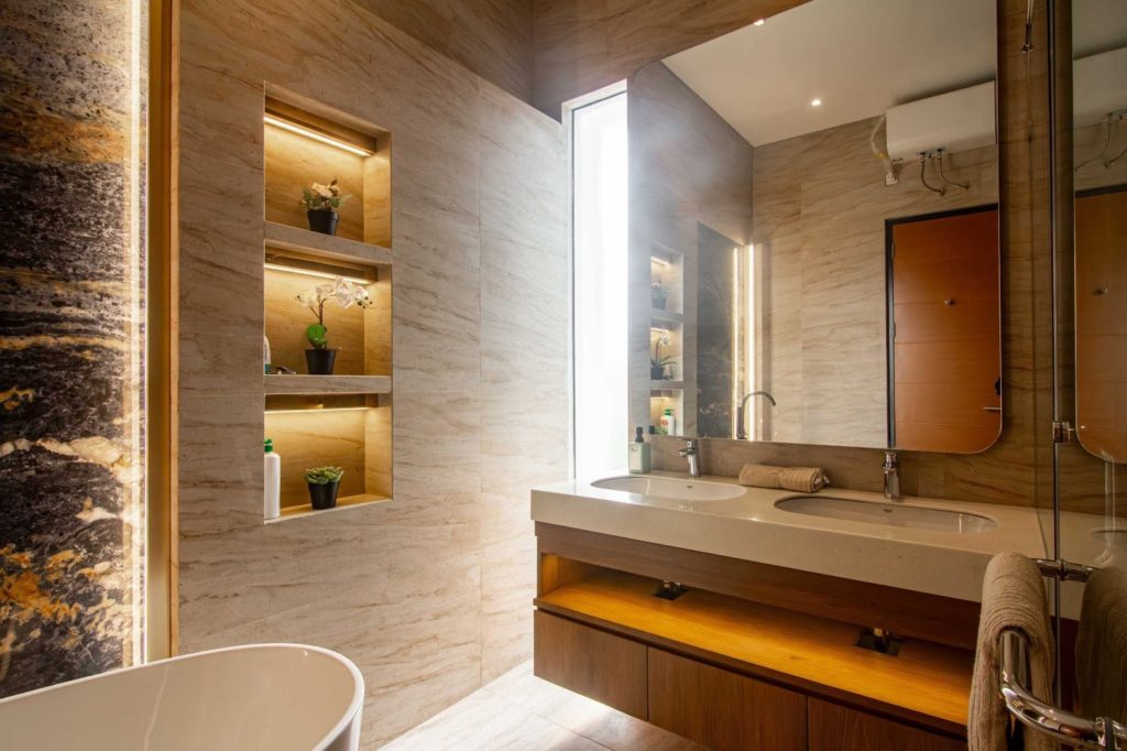 Kamar mandi dengan travertine dan quadra karya Sabio Design via Arsitag