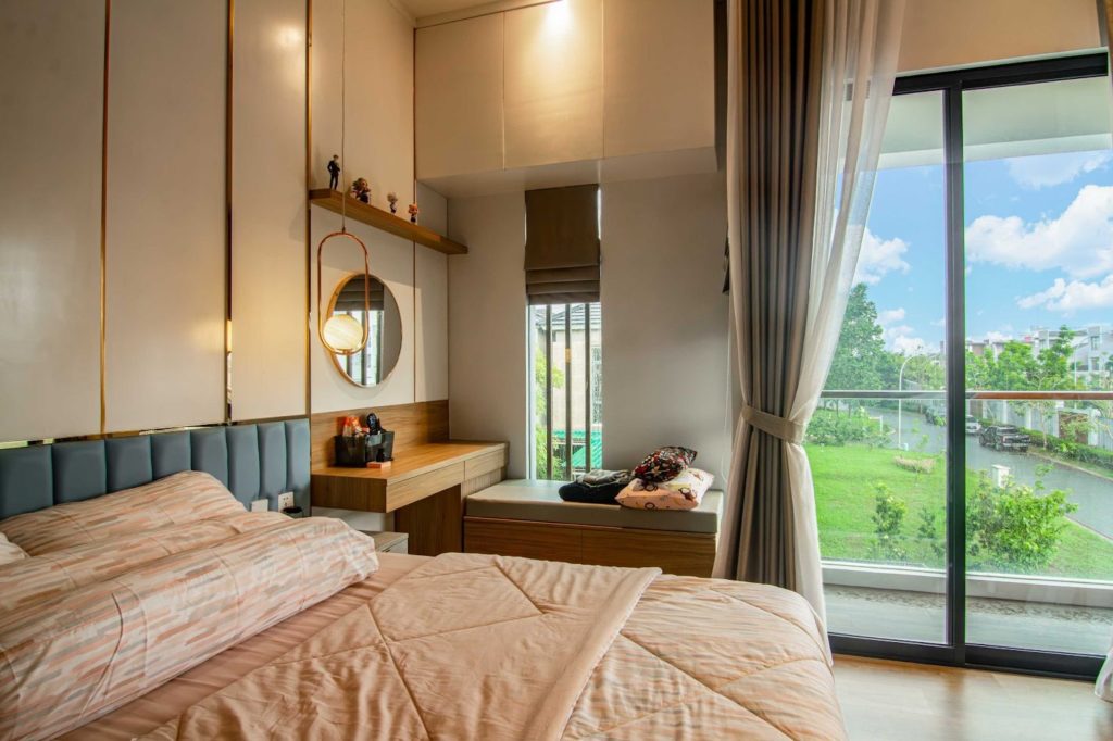 Kamar tidur dengan detail dan pencahayaan yang nyaman karya Sabio Design via Arsitag