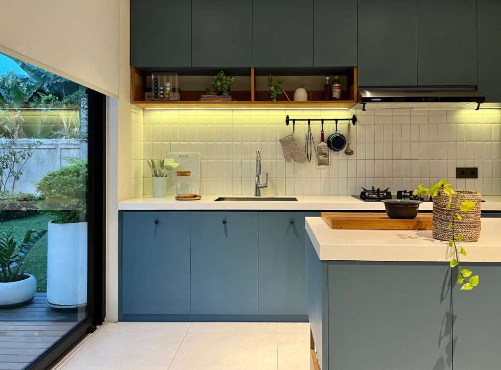 Dapur bernuansa biru yang segar dan modern, karya Andesh Tomo Design via Arsitag