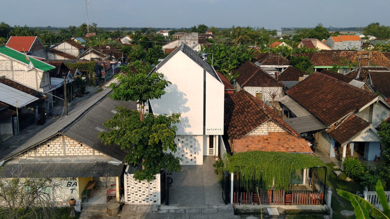 Desain Rumah Kiblat, via Saturasi Architect