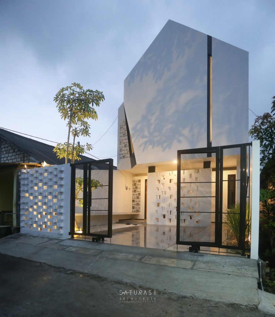 Fasad depan hunian Rumah Kiblat, Via Saturasi Architect