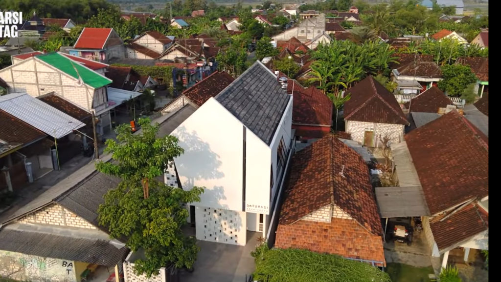 Tampilan aerial atap pelana Rumah Kiblat Via Saturasi Architect