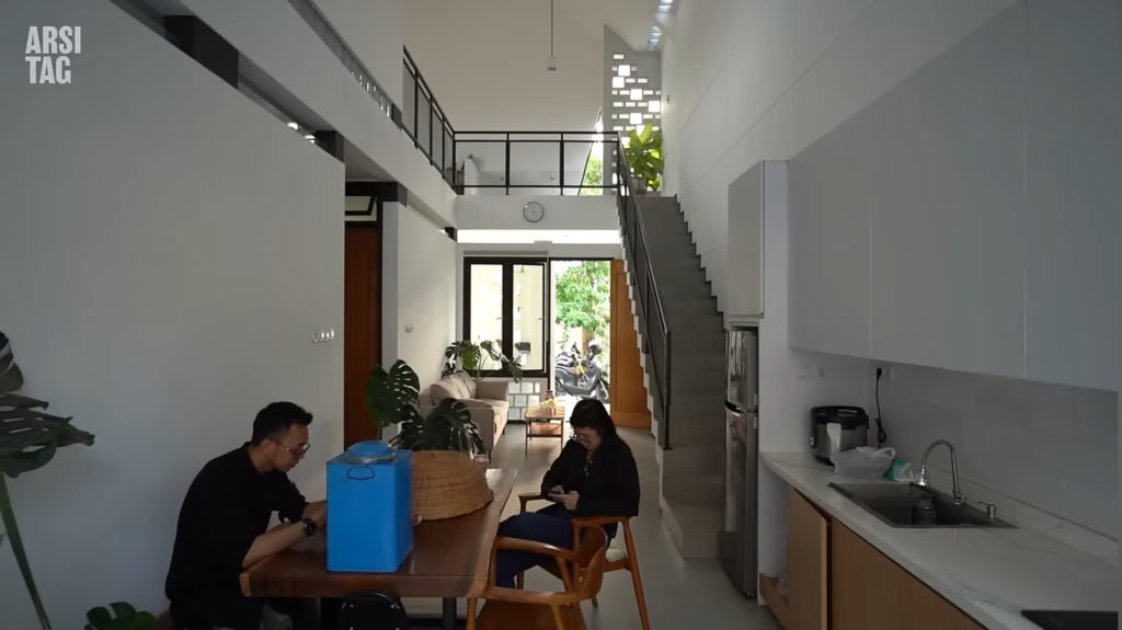 Ruang tamu, ruang, makan, dapur dalam satu area, via Saturasi Architect