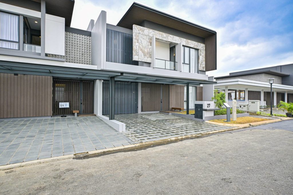 Fasad rumah dengan sentuhan kayu sintetik dan sintered stone marble, karya Hadivincent Architects via Arsitag